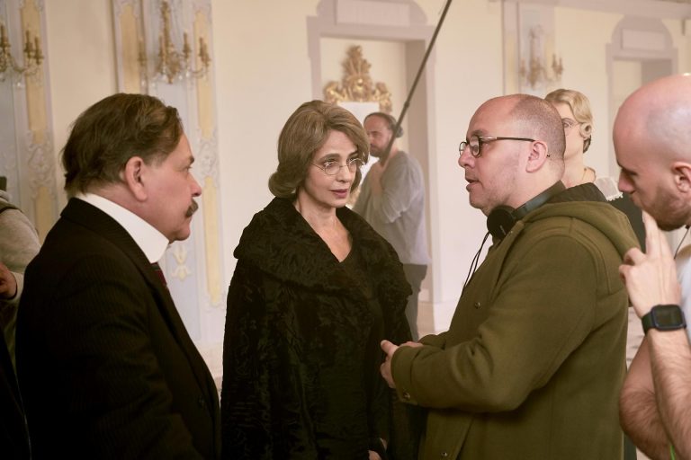 Il regista Peter Marcias dirige Laura Morante e Roberto De Francesco sul set a Roma di QUASI GRAZIA
